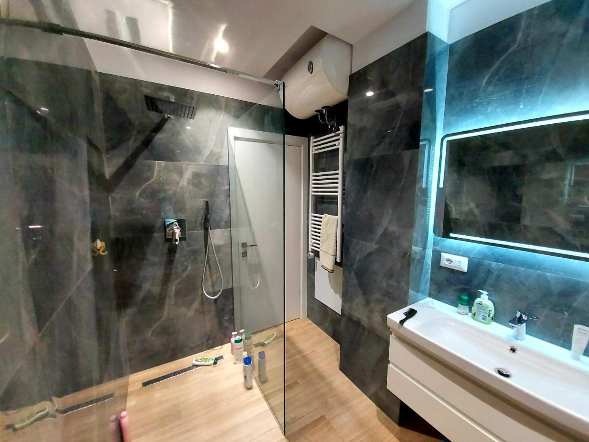 Luxurious Double Bedroom Suite ติรานา ภายนอก รูปภาพ
